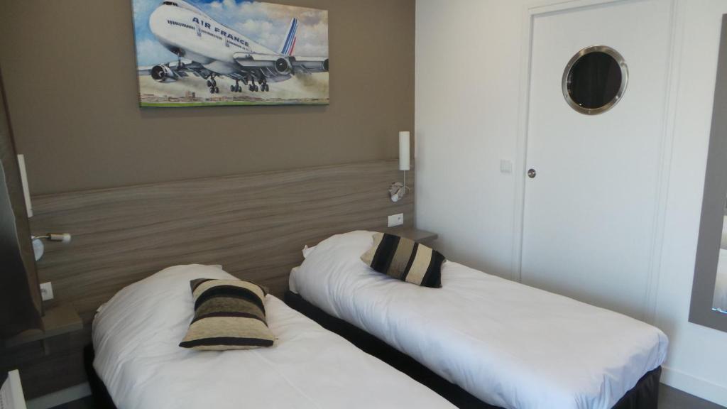 Airport-Hotel Mauregard Bagian luar foto