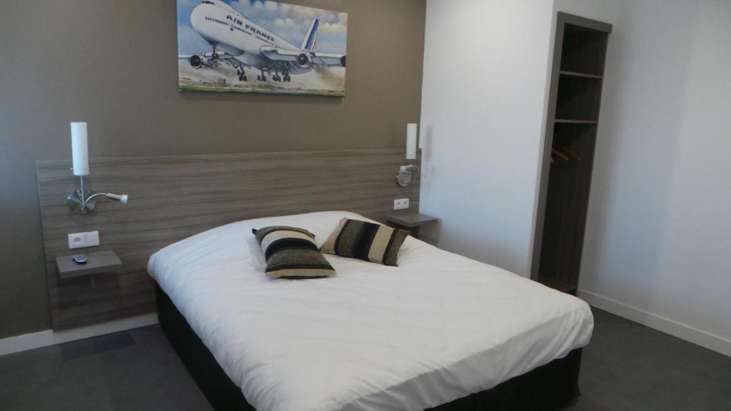 Airport-Hotel Mauregard Bagian luar foto