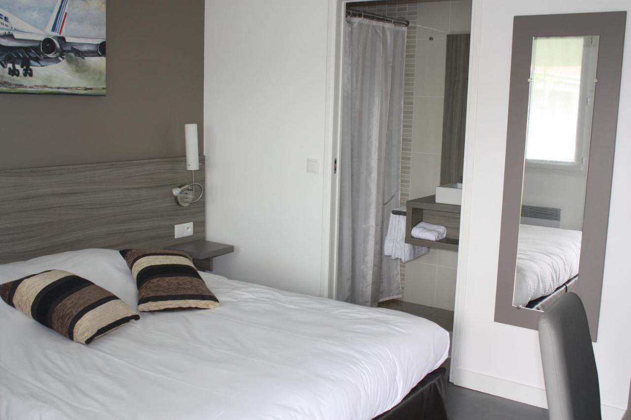 Airport-Hotel Mauregard Bagian luar foto
